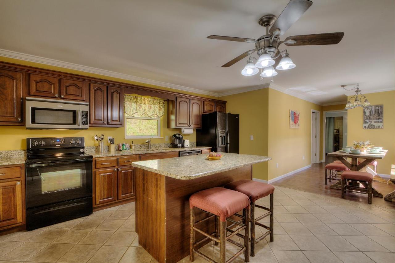 5Bedrooms*4King Beds*Outstanding Location*Hottub* Сивиървил Екстериор снимка
