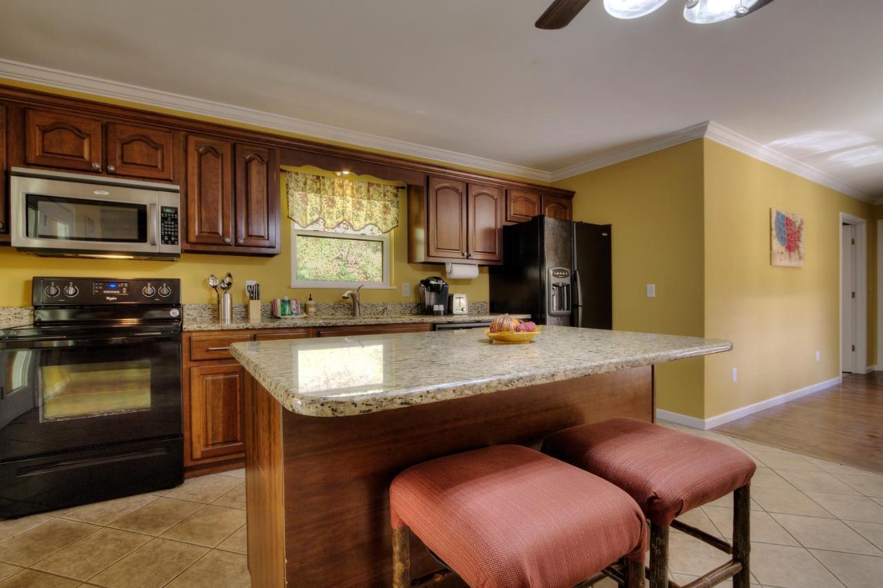 5Bedrooms*4King Beds*Outstanding Location*Hottub* Сивиървил Екстериор снимка